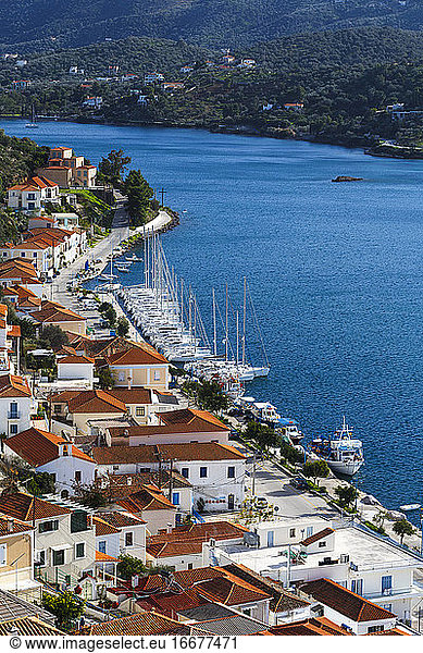 Blick auf das Dorf Chora auf der Insel Poros von einem nahe gelegenen Hügel aus  Griechenland.