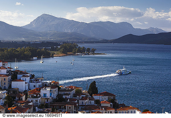 Blick auf das Dorf Chora auf der Insel Poros von einem nahe gelegenen Hügel aus  Griechenland.