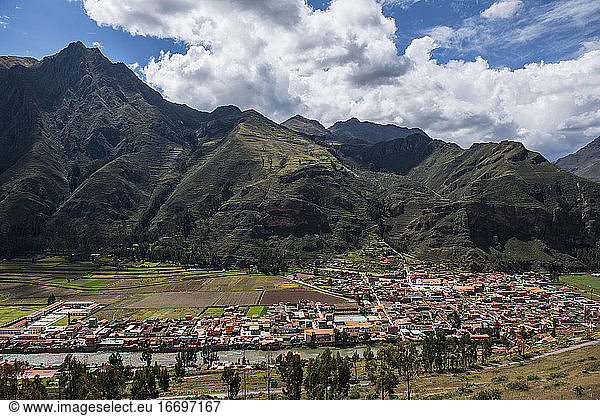 Blick auf das Dorf Urubamba im heiligen Tal  Peru