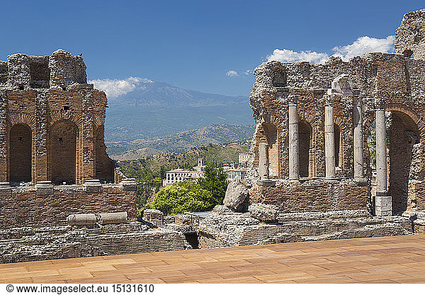 Blick auf das ehemalige Kloster San Domenico vom Griechischen Theater  im Hintergrund der Ätna  Taormina  Messina  Sizilien  Italien  Mittelmeer  Europa