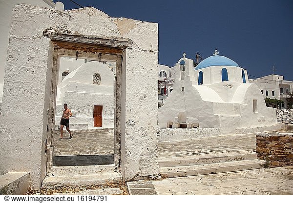 Blick auf das Eingangstor und eine blaue Kuppelkapelle in Chora  dem Hauptort  Insel Ios  Kykladen  Griechische Inseln  Griechenland  Europa.