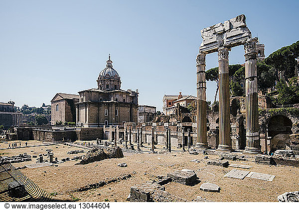 Blick auf das Forum Romanum bei klarem Himmel am sonnigen Tag