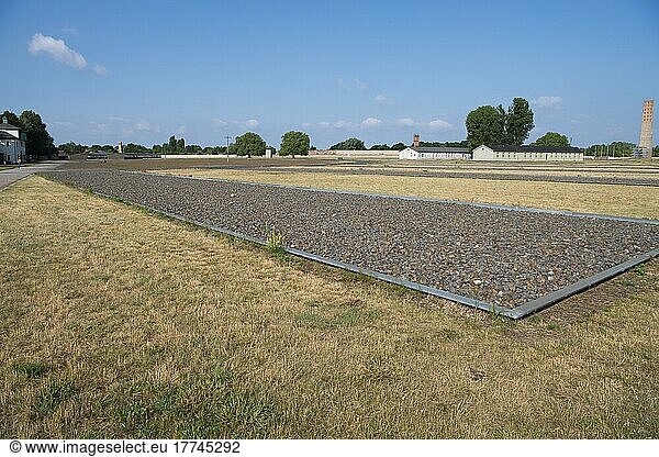 Blick auf das Gelände mit stilisierten Flächen der ehemaligen Häftlingsbaracken  Gedenkstätte  KZ  Konzentrationslager Sachsenhausen  Oranienburg bei Berlin  Deutschland  Europa