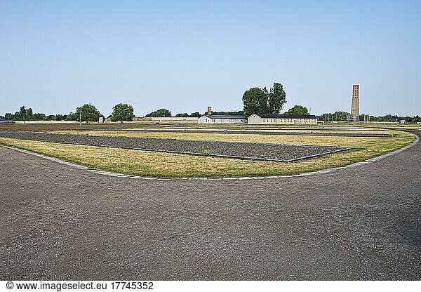 Blick auf das Gelände mit stilisierten Flächen der ehemaligen Häftlingsbaracken  Gedenkstätte  KZ  Konzentrationslager Sachsenhausen  Oranienburg bei Berlin  Deutschland  Europa