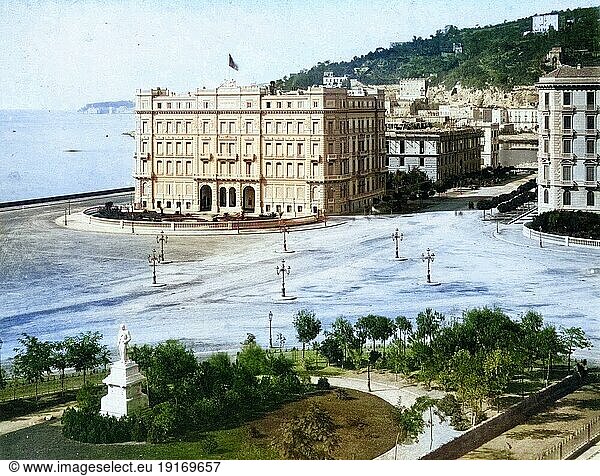 Blick auf das Grand Hotel in Neapel und den angrenzenden Platz  1870  Italien  Historisch  digital restaurierte Reproduktion eines Fotos von Giorgio Sommer  koloriert  Europa