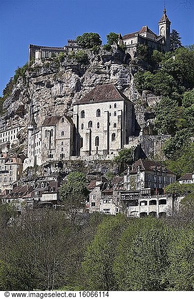 Blick auf das Heiligtum von Rocamadour  Frankreich Die religiöse Stadt oder das Heiligtum von Rocamadour ist eine marianische Stadt  die am Rande des Felsens der Alzou-Schlucht errichtet wurde.