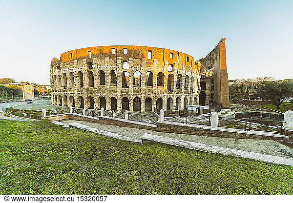 Blick auf das Kolosseum  Rom  Italien