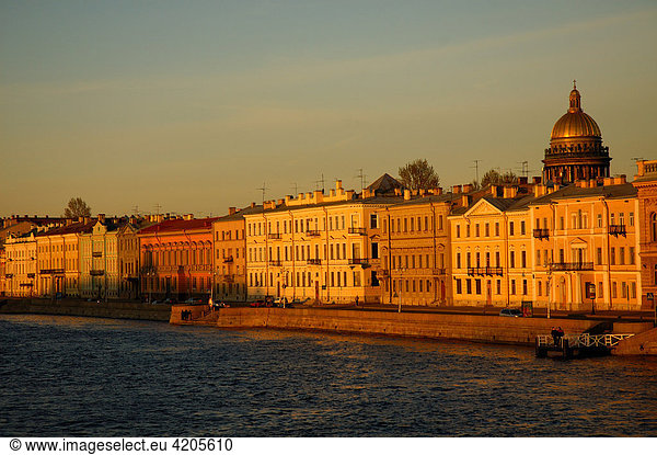 Blick auf das linke Newa Ufer bei Sonnenuntergang. Kuppel der St. Isaac Kathedrale   Sankt Petersburg   Russland   Ost Europa