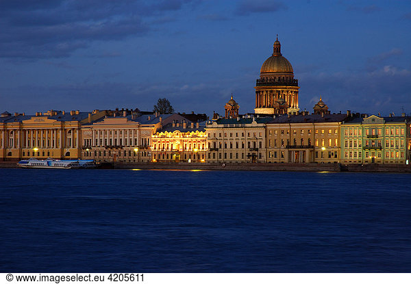 Blick auf das linke Newa Ufer zur blauen Stunde  Kuppel der St. Isaac Kathedrale   Sankt Petersburg   Baltisches Meer   Ostsee   Russland   Ost Europa