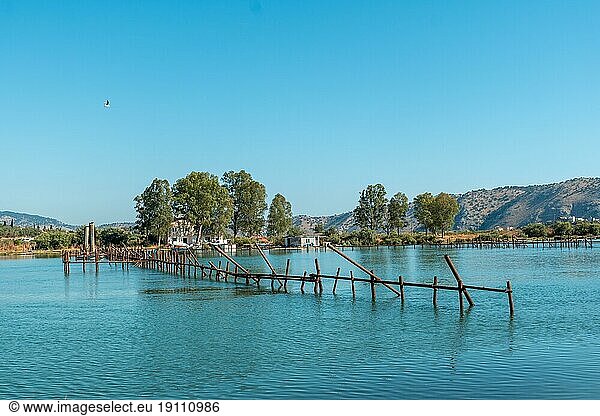 Blick auf das Meer vom Seetor in den archäologischen Ruinen des Butrint oder Butrinto Nationalparks in Albanien