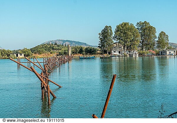 Blick auf das Meer vom Seetor in den archäologischen Ruinen des Butrint oder Butrinto Nationalparks in Albanien