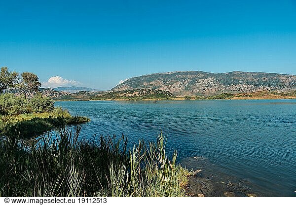 Blick auf das Meer vom Seetor in den archäologischen Ruinen des Butrint oder Butrinto Nationalparks in Albanien