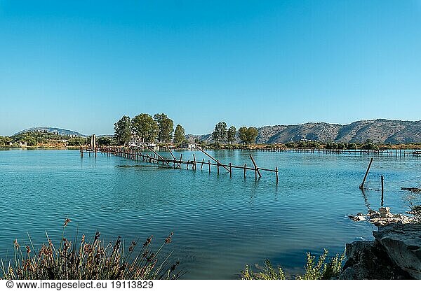 Blick auf das Meer vom Seetor in den archäologischen Ruinen des Butrint oder Butrinto Nationalparks in Albanien