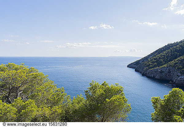 Blick auf das Mittelmeer  Ibiza  Balearen  Spanien