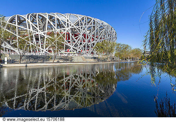 Blick auf das Nationalstadion (Vogelnest)  Olympisches Grün  Xicheng  Peking  Volksrepublik China  Asien