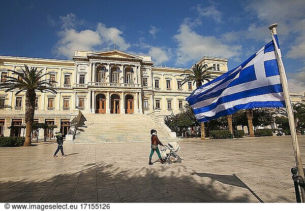 Blick auf das neoklassische Rathaus von Ermoupolis am Miaoulis-Platz im Stadtzentrum mit den griechischen Flaggen im Vordergrund  Ermoupolis  Insel Syros  Kykladen  Griechische Inseln  Griechenland  Europa.