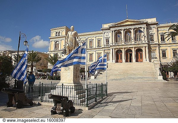 Blick auf das neoklassische Rathaus von Ermoupolis im Stadtzentrum  Miaoulis-Platz  Insel Syros  Kykladen  Griechische Inseln  Griechenland  Europa