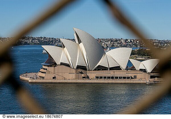 Blick auf das Opernhaus von Sydney von der Harbour Bridge aus  Sydney  Australien  Ozeanien