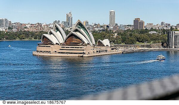 Blick auf das Opernhaus von Sydney von der Harbour Bridge aus  Sydney  Australien  Ozeanien