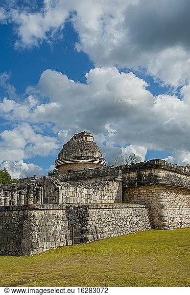 Blick auf das runde Gebäude El Caracol  das Observatorium in der archäologischen Zone von Chichen Itza (UNESCO-Weltkulturerbe) auf der Halbinsel Yucatan in Mexiko.