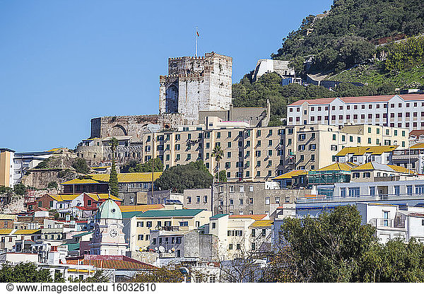 Blick auf das Stadtzentrum und die maurische Burg  Gibraltar  Mittelmeer  Europa