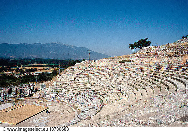 Blick auf das Theater der griechisch-römischen Stadt Philippi  Makedonien  Nordgriechenland. Die Stadt wurde 356 v. Chr. von Philipp II. gegründet und benannt  und das Theater wurde in römischer Zeit umgebaut  2. Griechenland. Altgriechisch. Hellenistische und römische Zeit. Philippi.
