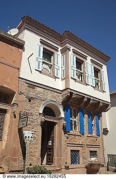 Blick auf das traditionelle Haus mit Erkerfenster im Stadtzentrum von Cunda oder der sogenannten Alibey-Insel-Alibey Adasi  Ayvalik  Balikesir  Ägäis-Region  Türkei  Europa.