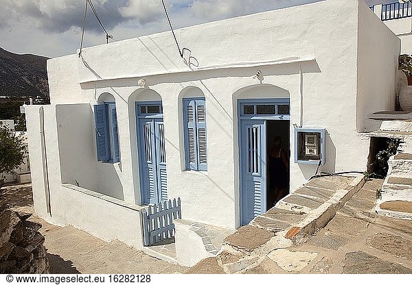 Blick auf das traditionelle  weiß getünchte Kykladenhaus im Dorf Artemonas  Insel Sifnos  Kykladen  Griechische Inseln  Griechenland  Europa.