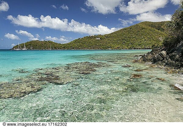 Blick auf das tropische Wasser und die Hügel entlang der Little Hawksnest Bay auf der Insel St. John in den Vereinigten Jungferninseln.