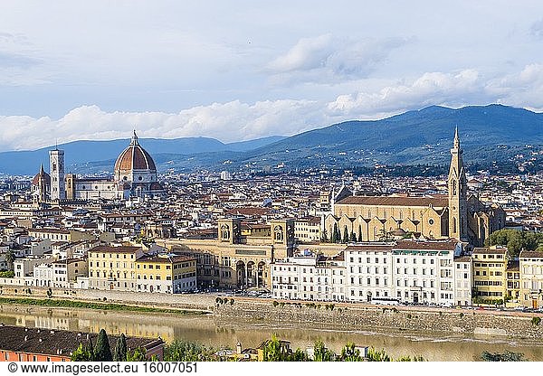 Blick auf das Zentrum und das centro storico vom Piazzale Michelangelo  Florenz  Italien.