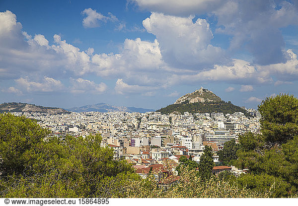 Blick auf das Zentrum von Athen mit Blick auf den Lykavittos-Hügel  Athen  Griechenland  Europa