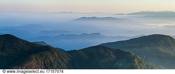 Blick auf den Adams Peak (Sri Pada) bei Sonnenaufgang  Berge im zentralen Hochland von Sri Lanka  Asien