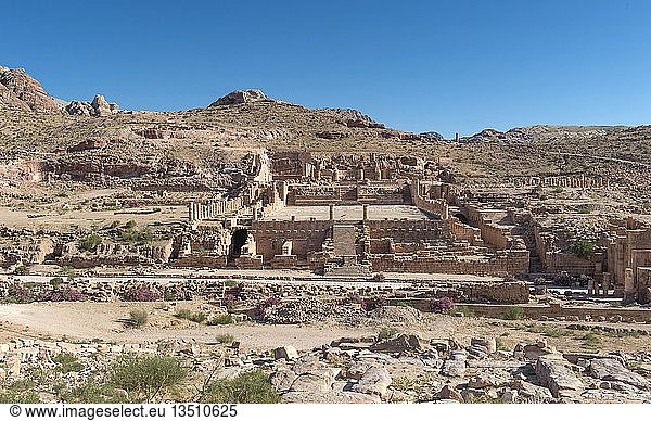 Blick auf den alten Marktplatz mit einer byzantinischen Basilika und dem Qasr al-Bint Firaun-Tempel,  Petra,  Jordanien,  Asien