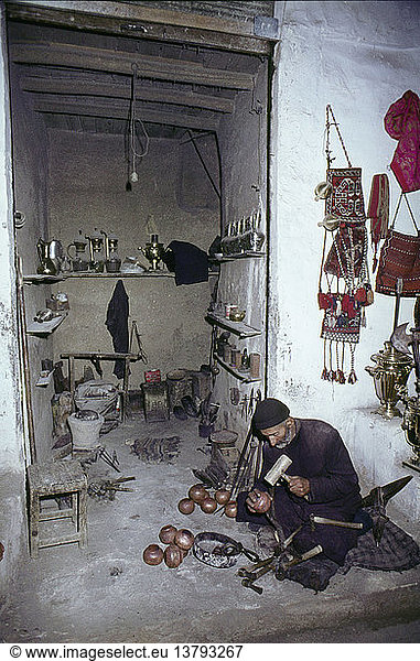 Blick auf den Basar von Isfahan  Bronzearbeiter vor seinem Geschäft. Islamisch. Seit dem 3. Jh. n. Chr. in Betrieb. Isfahan  Persien.