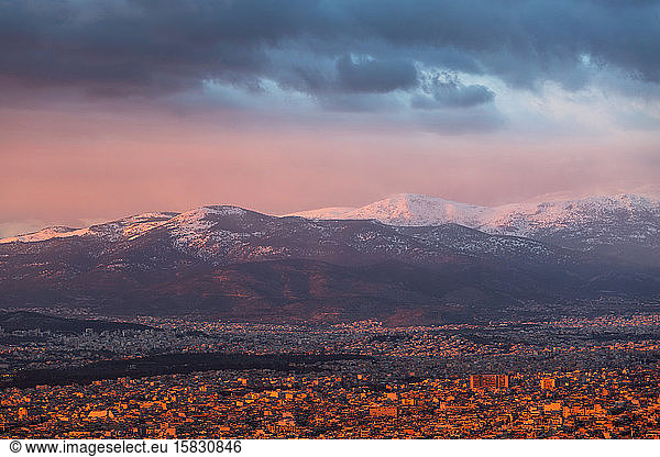 Blick auf den Berg Parnitha und die Stadt Athen  Griechenland.