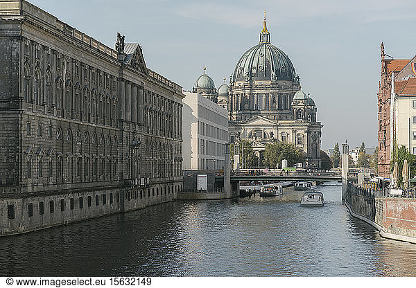Blick auf den Berliner Dom mit der Spree im Vordergrund  Berlin  Deutschland