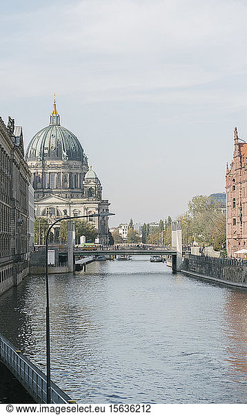 Blick auf den Berliner Dom mit der Spree im Vordergrund  Berlin  Deutschland