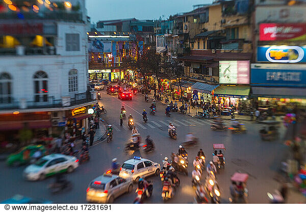 Blick auf den chaotischen Verkehr auf dem Dong Kinh Nghia Thuc-Platz in der Altstadt von Hanoi