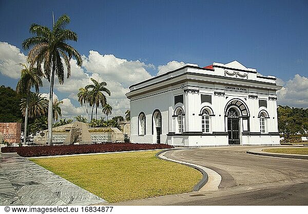 Blick auf den Eingang des Friedhofs Santa Ifigenia im Stadtzentrum  Santiago De Cuba Kuba  Westindien  Mittelamerika.