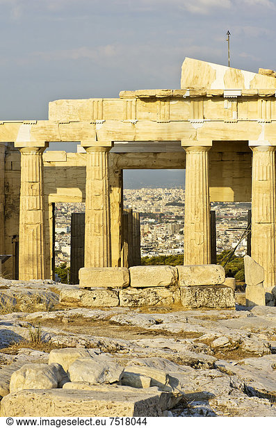 Blick auf den Erechtheion-Tempel  hinten die Stadt Athen  Akropolis  Athen  Griechenland  Europa