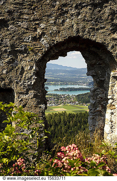 Blick auf den Faaker See durch Burgruine Finkenstein in Kärnten  Österreich