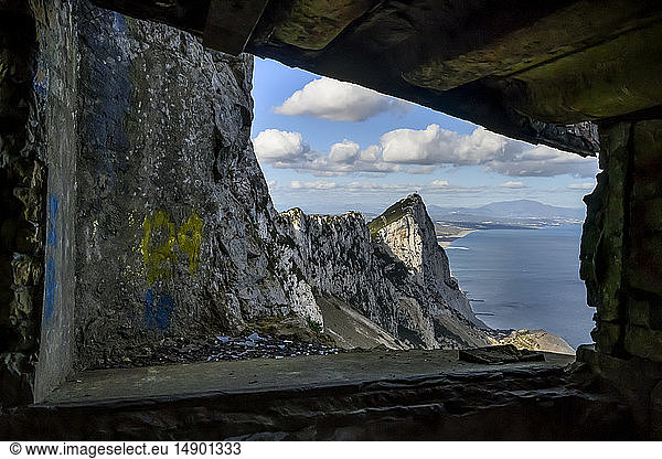 Blick auf den Felsen von Gibraltar durch einen rechteckig eingerahmten Aussichtspunkt; Gibraltar