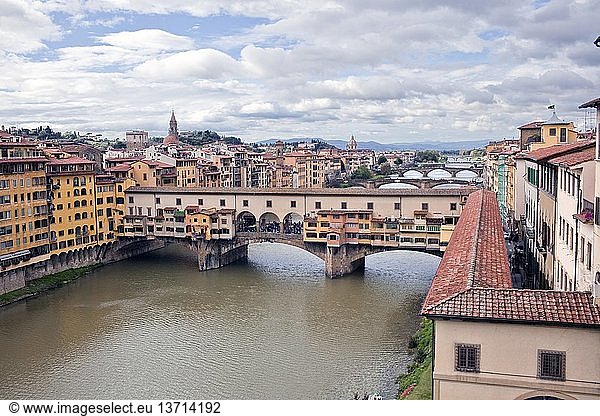 Blick auf den Fluss Arno und die Ponte Vecchio  Florenz  Italien.