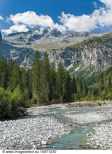 Blick auf den Fluss Sarca in Richtung Monte Mandrone. Val di Genova im Parco Naturale Adamello - Brenta im Trentino. Europa  Italien  Val Rendena.
