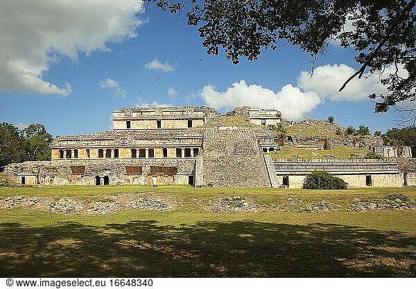 Blick auf den Großen Palast-Palacio Norte in der prähispanischen Maya-Ausgrabungsstätte Sayil an der Puuc-Route  Merida  Bundesstaat Yucatan  Mexiko  Mittelamerika.