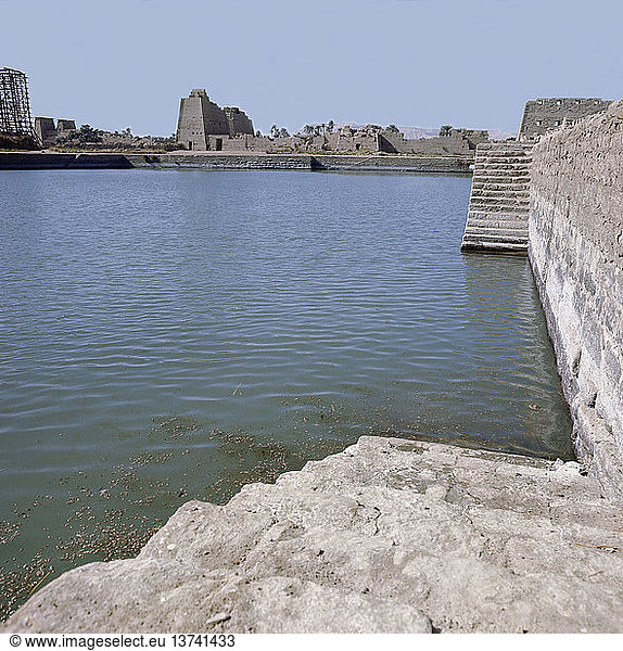 Blick auf den heiligen See von Karnak. Der See diente verschiedenen kultischen Zwecken und beherbergte heilige Wassertiere wie Gänse oder Krokodile. Ägypten. Alt-Ägyptisch. Karnak (Theben).