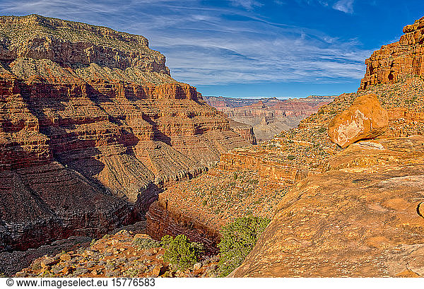 Blick auf den Hermit Creek Canyon von einer Klippe in der Nähe von Santa Maria Springs entlang des Hermit Trail  Grand Canyon National Park  UNESCO-Weltkulturerbe  Arizona  Vereinigte Staaten von Amerika  Nordamerika