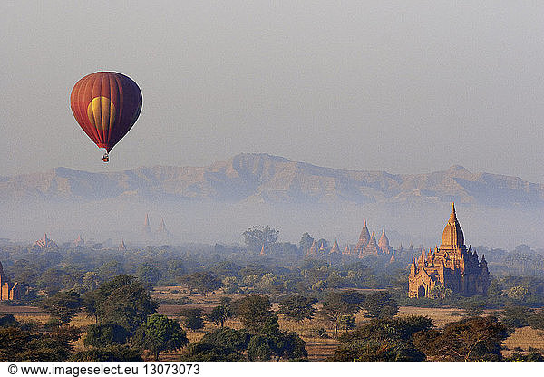 Blick auf den Htilominlo-Tempel und den Heißluftballon gegen den Himmel