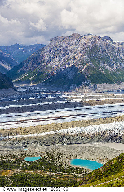 Blick auf den Kennicott-Gletscher und die angrenzenden Berge im Wrangell-St. Elias National Park. Kleine bunte Flecken neben dem linken See sind Zelte; Alaska  Vereinigte Staaten von Amerika