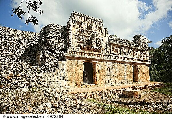 Blick auf den Kleinen Palast (Kleine Palastgruppe) in der archäologischen Stätte Xlapak  Staat Yucatan  Mexiko  Mittelamerika.